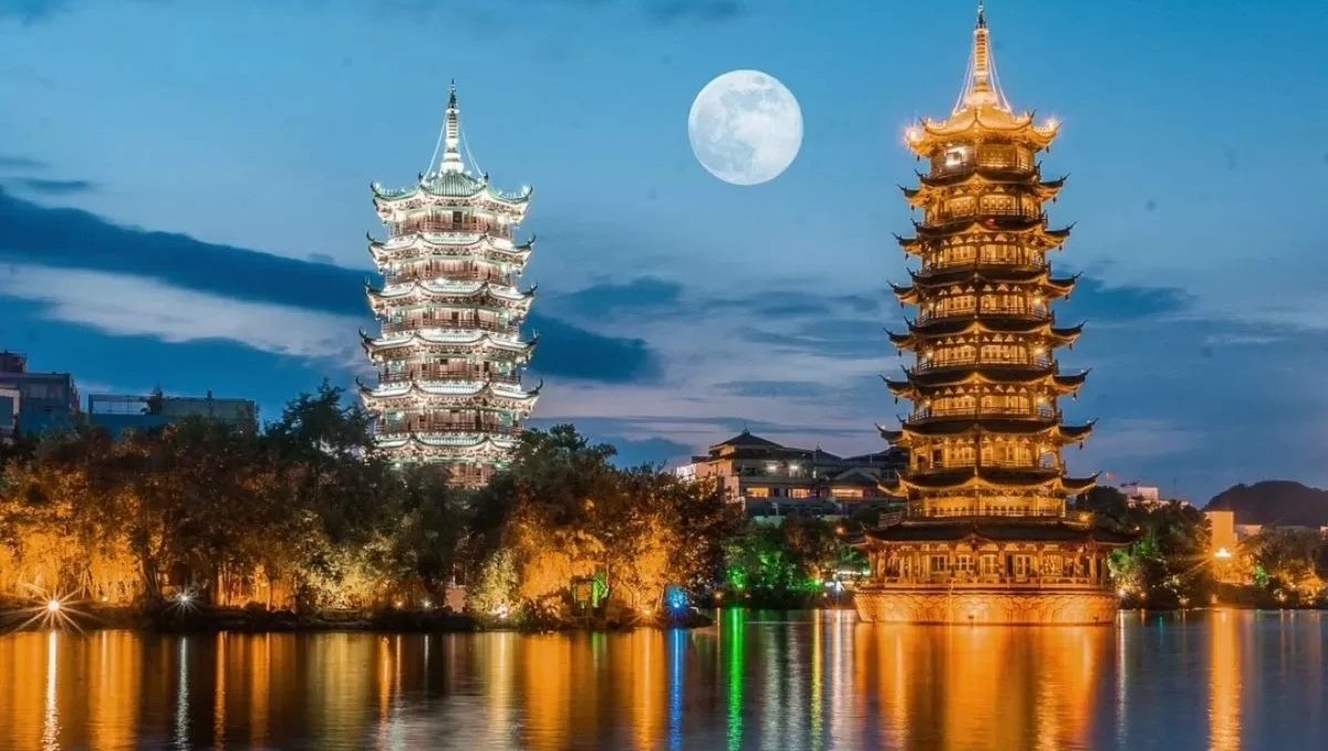 NHẬT NGUYỆT SONG THÁP – BIỂU TƯỢNG ĐÊM QUẾ LÂM GIỮA MẶT HỒ THƠ MỘNG | MÊ ĐI TRAVEL 
